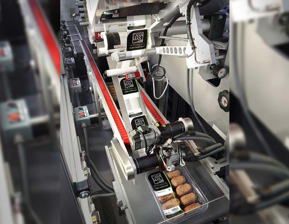 Bluejet máquina etiquetando paquete de alimentos